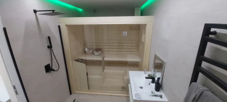 Aura szauna telepítése fürdőszobába, thermowood és fehér nyár burkolattal