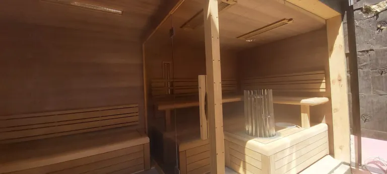 Egyedi Aura Terra kültéri szauna beépített pihenőrésszel