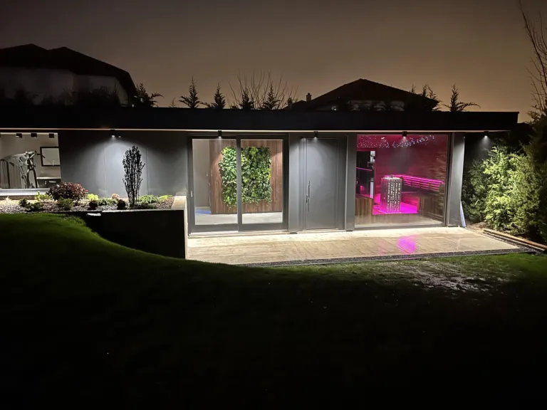 Aura Terra kültéri szauna LED világítással esti fényben