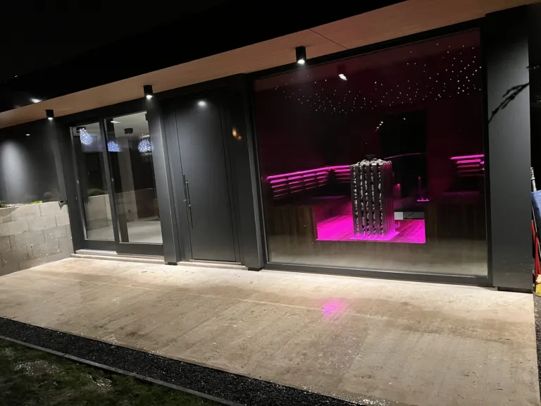 Az Aura Terra szauna LED világításának látványa