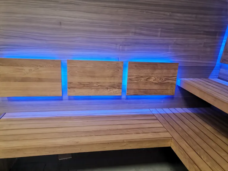 RGB LED világítású háttámla az Aura Terra kültéri szaunában